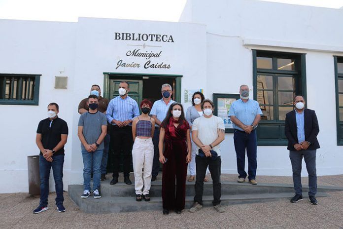 Representantes de la Corporación Municipal junto a la hija, miembros de la Asociación Castillo del Águila y amigos de Javier