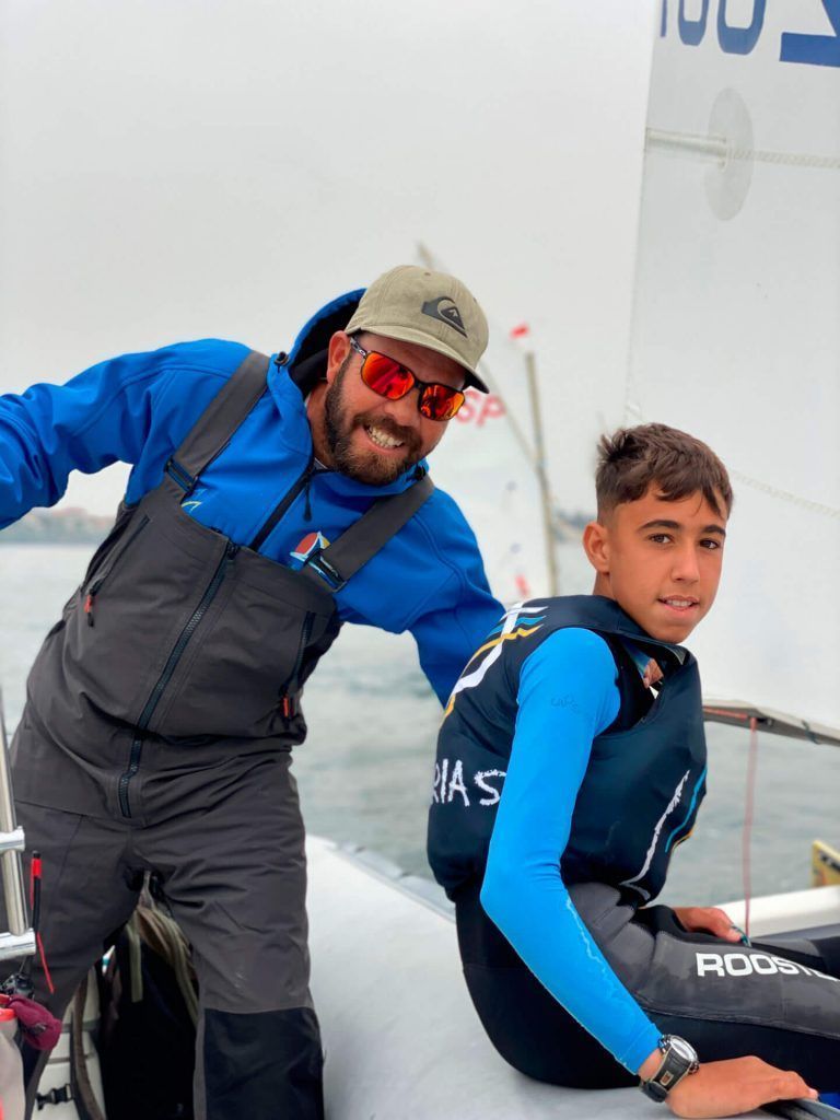 Benítez junto a su entrenador, Jonás de la Cruz