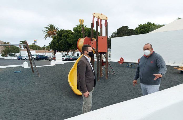 Noticias Yaiza | El alcalde de Yaiza junto al concejal de Parques en el área de juego objeto de la intervención