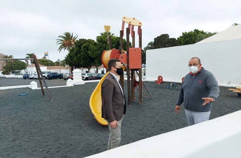 Noticias Yaiza | El alcalde de Yaiza junto al concejal de Parques en el área de juego objeto de la intervención