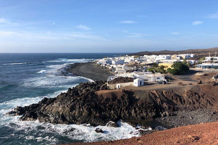 El pueblo del El Golfo con la casa rural en primera línea
