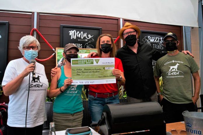 Entrega del cheque por parte de la organización a representantes de SARA