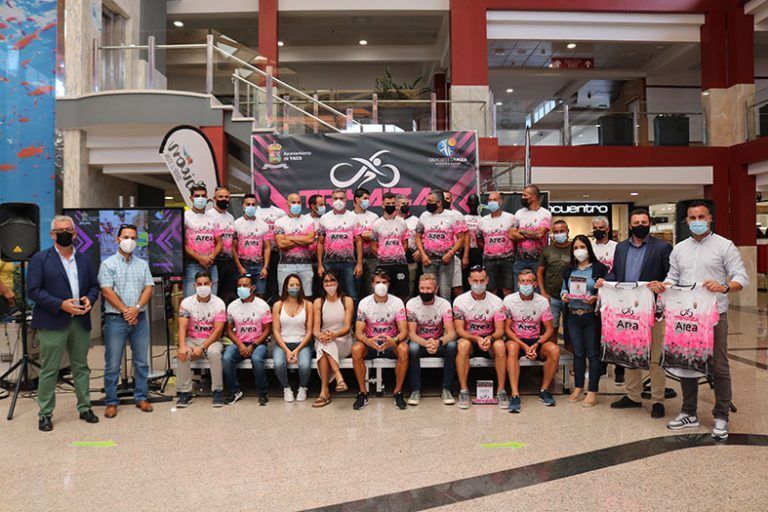 Noticias Playa Blanca | Foto de familia 15 Aniversario Club Triyaiza