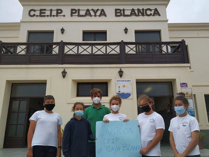 Noticias Playa Blanca | Los alumnos junto a su profesor Fernando Fernández