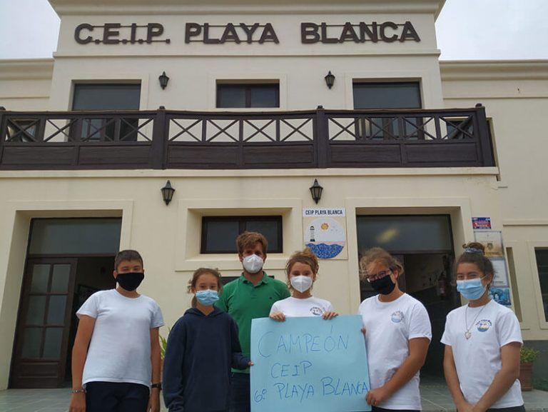 Noticias Playa Blanca | Los alumnos junto a su profesor Fernando Fernández