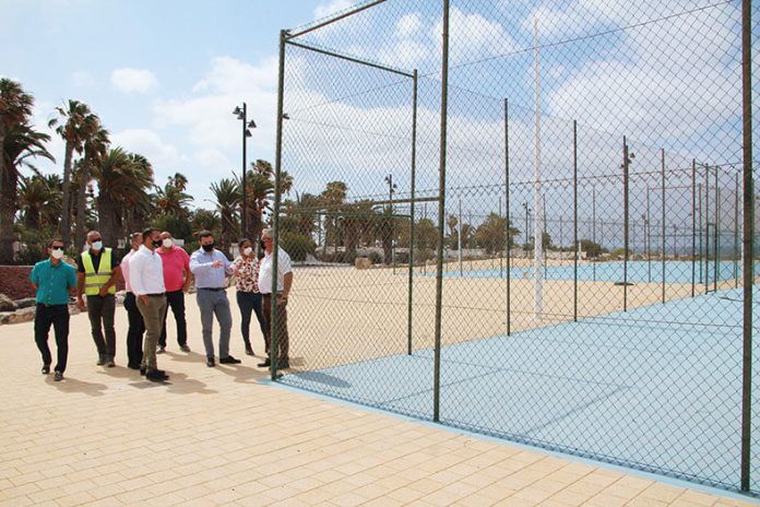 Noticias Playa Blanca | Miembros del equipo de Gobierno de Yaiza junto a las canchas