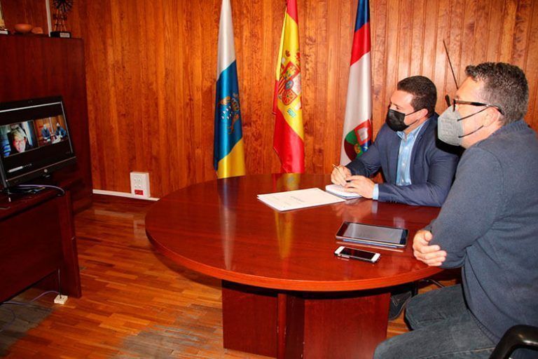 Noticias Yaiza | Óscar Noda y Neftalí Acosta durante la videoconferencia con Salud Gil.