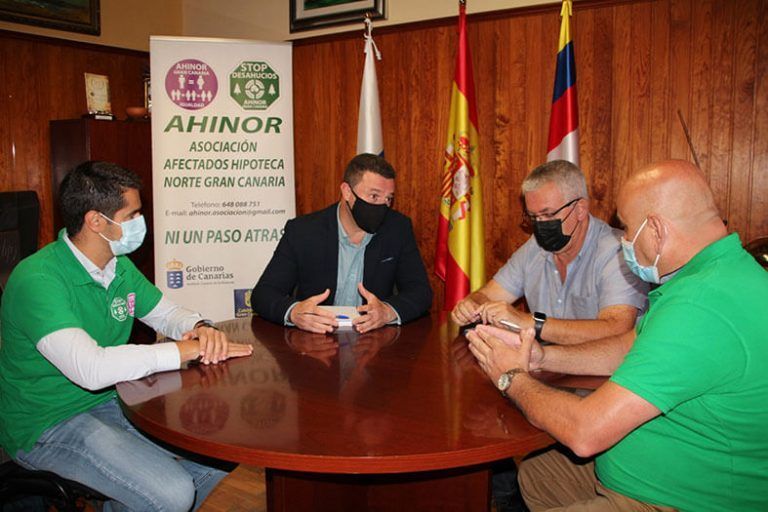 Reunión de representantes del Ayuntamiento de Yaiza y de la asociación.