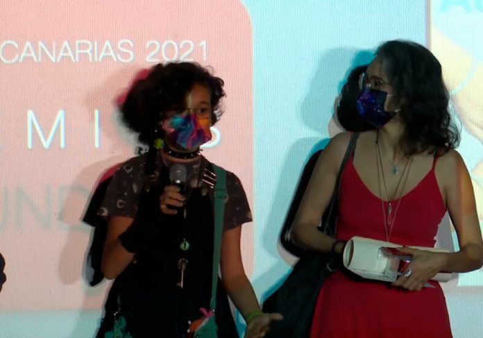 Noticias Yaiza | Ada Díez, del IES Yaiza, recogiendo el premio
