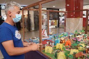 Fede García explicando el montaje del diorama
