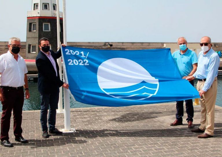 Noticias Yaiza | Óscar Noda, Ángel Domínguez y José Calero en el izado de la bandera
