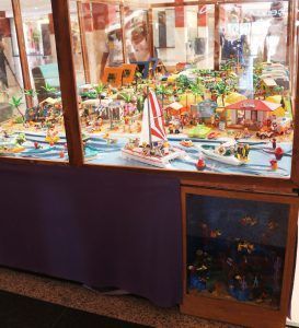 Zona de playa y mundo marino del diorama
