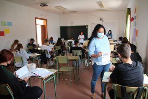 Reparto de los comics al alumnado del IES Yaiza