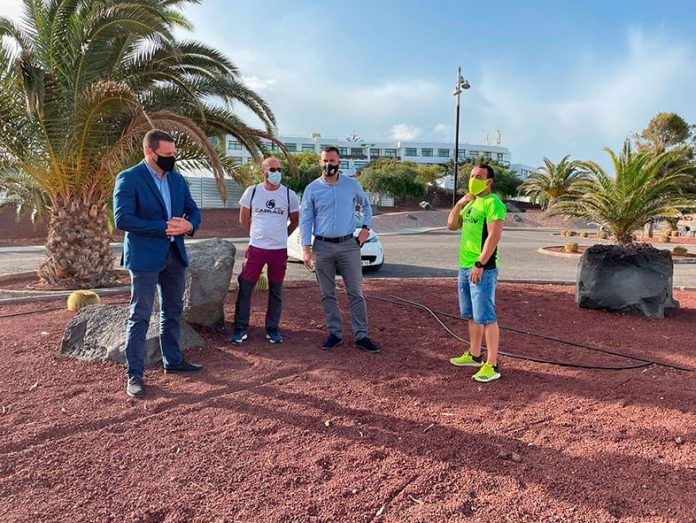 Representantes municipales visitando la zona donde está prevista la instalación Representantes municipales visitando la zona donde está prevista la instalación del rocódromo.