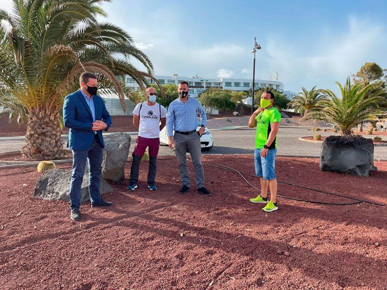 Representantes municipales visitando la zona donde está prevista la instalación del rocódromo.