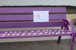 Noticias Playa Blanca | Banco violeta con velas y lazos en memoria de las víctimas