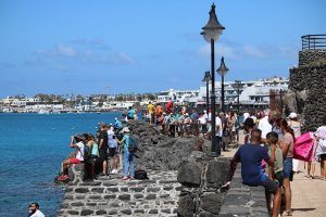 Aficionados disfrutando de la regata desde paseo marítimo de Playa Blanca