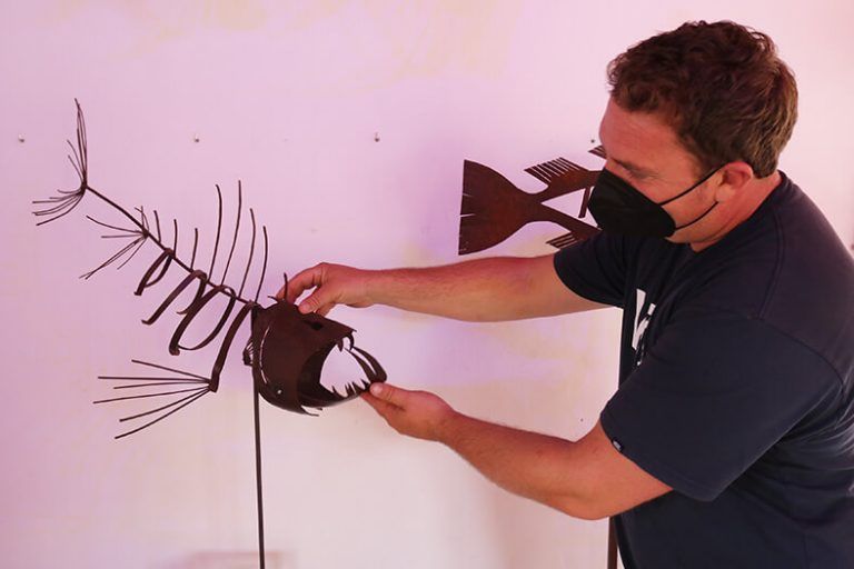 Marco Von Der Thüsen con una de las obras que tiene expuestas en Yaiza