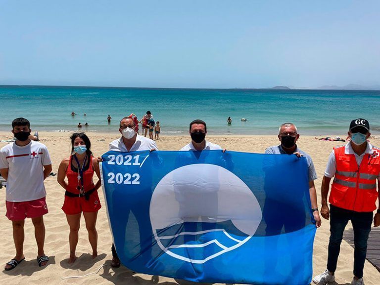 Noticias Yaiza | Playa Blanca iza su Bandera Azul