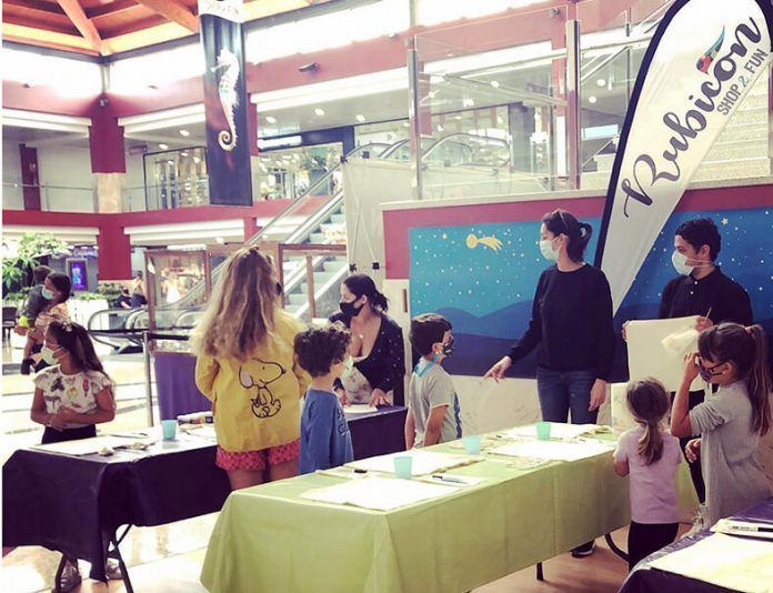 Taller artístico celebrado en mayo con motivo del Día de la Madre Talleres infantiles de en el Rubicón Shop & Fun
