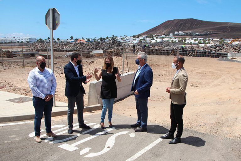 Noticias Playa Blanca | Visita a la obra del campo de fútbol de Playa Blanca