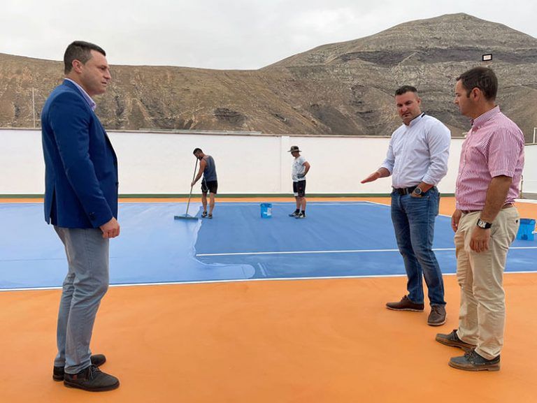 El Ayuntamiento ejecuta mejoras en canchas deportivas de Yaiza