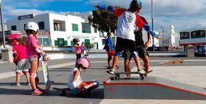 Taller de skate en la plaza del Carmen en Playa Blanca.