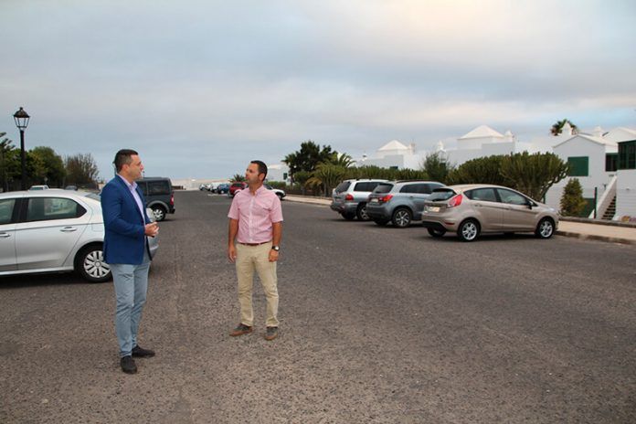 Noticias Playa Blanca | Óscar Noda firma el contrato de 1 millón de euros para asfaltar 17 calles en Playa Blanca