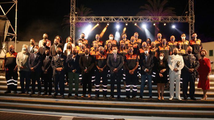 Foto de familia de los miembros de Protección Civil Yaiza y las autoridades