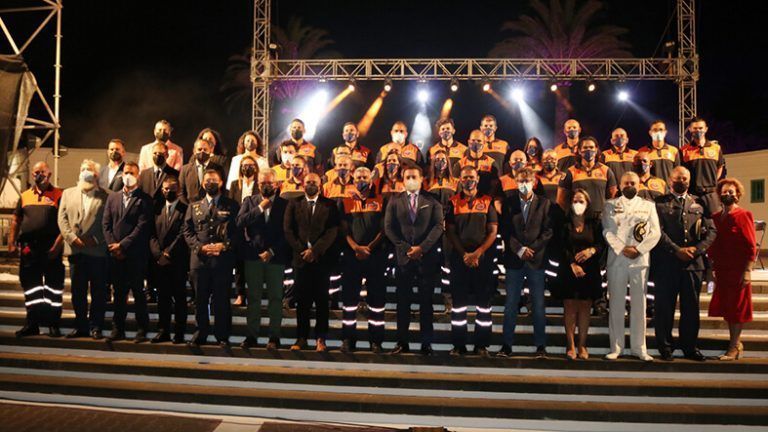 Foto de familia de los miembros de Protección Civil Yaiza y las autoridades