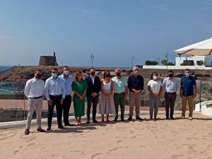 Participantes del coloquio 'Lanzarote en 10 años' junto a representantes del Consistorio sureño