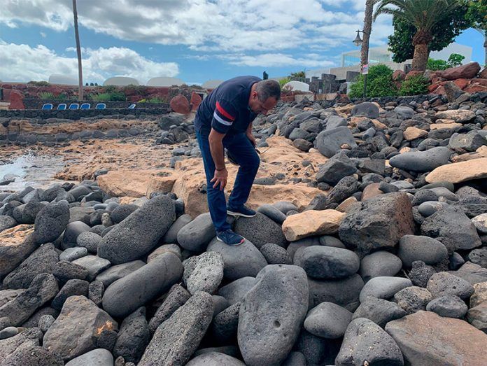 Juan Monzón en la zona del vertido Noticias Playa Blanca | El PP de Yaiza alerta de la presencia de vertidos de aguas residuales en el entorno del Faro de Pechiguera