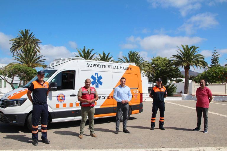 Presentación de la ambulancia en Yaiza