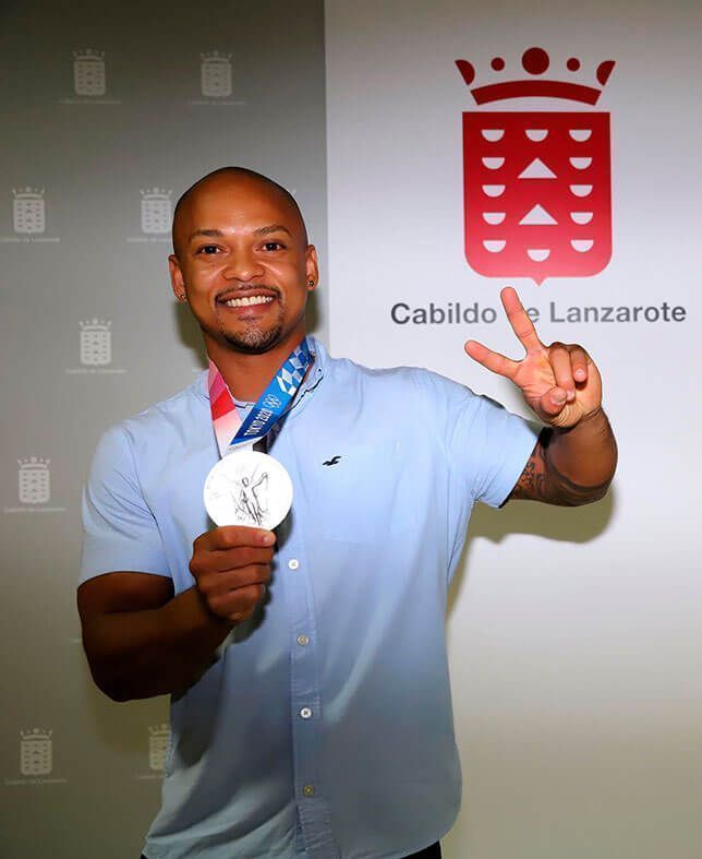 Ray Zapata con su medalla