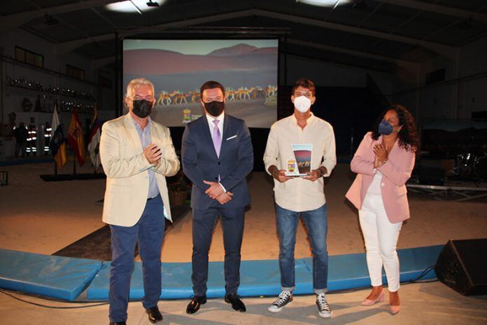 Reconocimiento al director del vídeo Orlando Pérez
