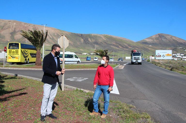 Noticias Yaiza | Yaiza firma el arreglo de la carretera IES - Puerto Calero