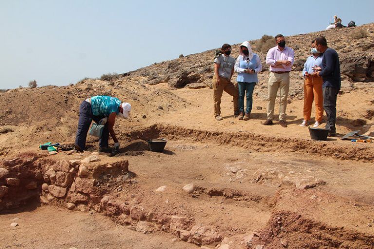 Visita al yacimiento del alcalde de Yaiza y la concejal de Patrimonio
