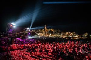 Una gran cantidad de público se congregó en la playa y paseo marítimo.