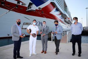 Acto de entrega de una metopa conmemorativa al capitán del crucero