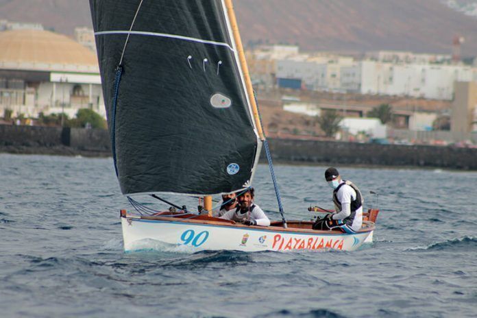 Noticias Yaiza | El Playa Blanca, de Yonathan Umpiérrez, se lleva el Trofeo Calero Marinas de Vela Latina