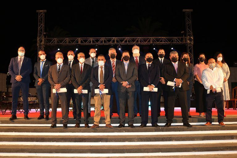 Homenajeados y miembros de la Corporación Local