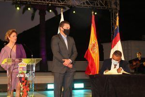 Mateo Ramón, uno de los homenajeados, durante la firma