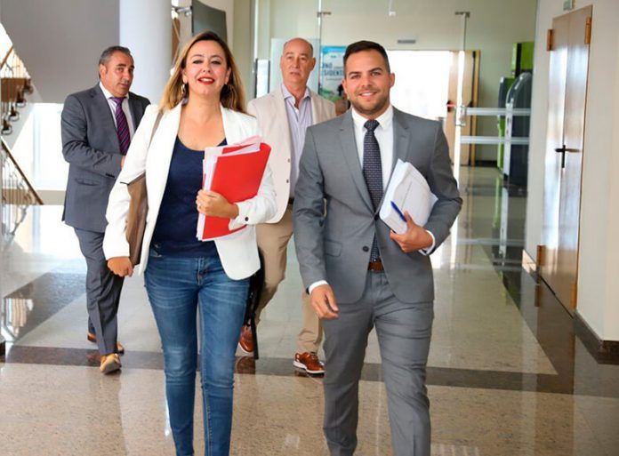 Dolores Corujo junto a Jacobo Medina. Foto de Archivo Noticias Lanzarote | Culminado el proyecto para construir un carril bici de Uga a Yaiza