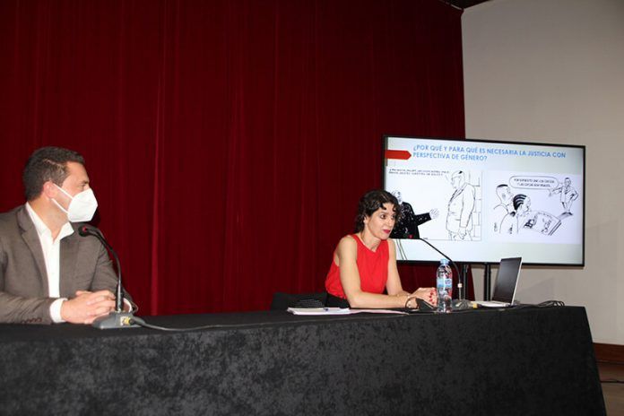 Noticias Yaiza | La magistrada del TSJC, Gloria Poyatos, imparte en Yaiza la charla ‘La justicia con perspectiva de género para avanzar en igualdad real’