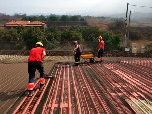 Bomberos de Lanzarote colaborando en labores de limpieza en La Palma