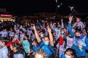 Ambiente festivo en la Music Race Night Playa Blanca