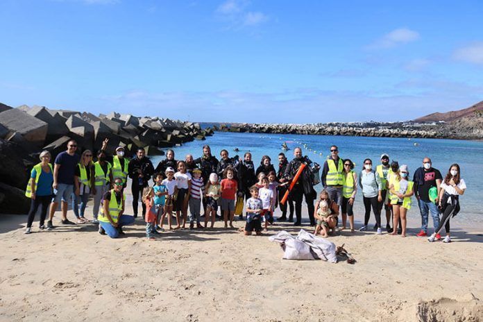 Más de 50 voluntarios participan en la retirada de residuos en Playa Flamingo Más de 50 voluntarios participan en la retirada de residuos en Playa Flamingo