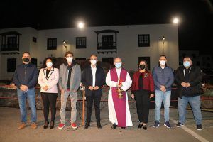 Miembros de la Corporación de Yaiza junto al párroco Jonathan Almeida y Alexander Dorta, diseñador del Belén