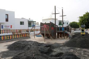 Renovación e instalación de tres parques infantiles en Playa Blanca
