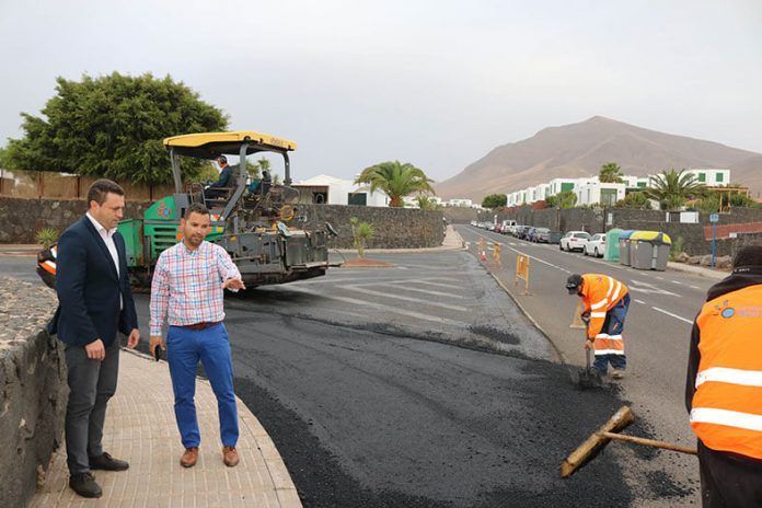Noticias Playa Blanca | El Ayuntamiento avanza en la ejecución de su plan de asfaltado en las localidades de Playa Blanca y Yaiza